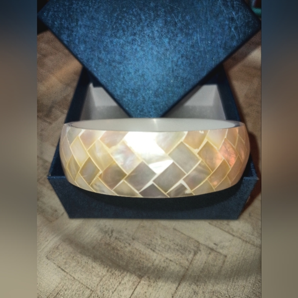 *NEW* Mother of Pearl Bangle/Bracelet (white resin)